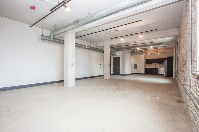 Building Photo - 190 Christopher Columbus Dr