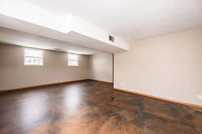 Building Photo - 6507 Laurel Ln NE