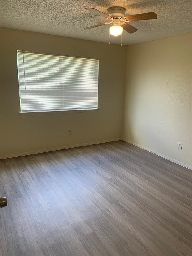 Building Photo - 523 Greenlawn Blvd