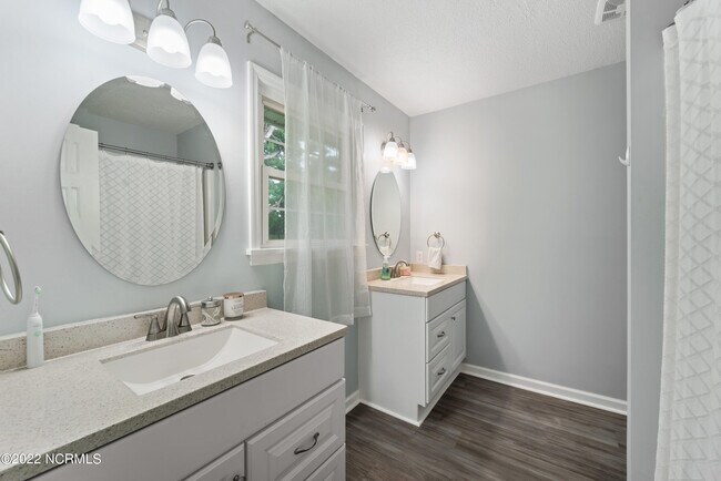 Building Photo - 805 Deblea Ct