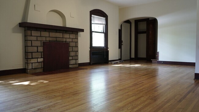 Building Photo - 706 N Washington St