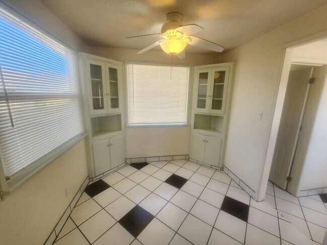 Building Photo - 74414 Cottonwood Dr