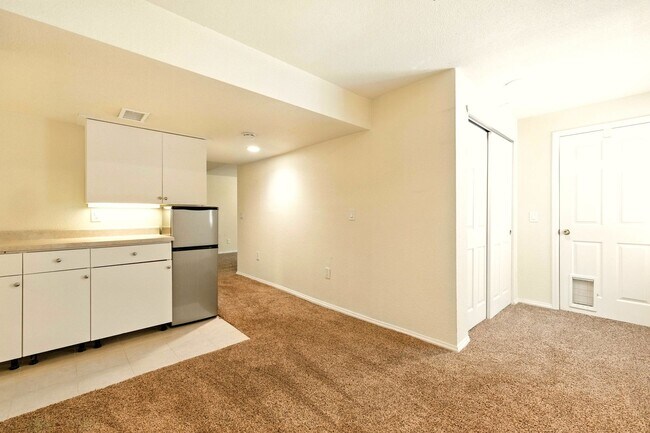 Building Photo - Amazing 3 Bed 4 Bath Highlands Ranch House...