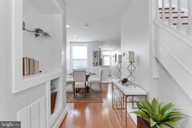 Building Photo - Gorgeous Rowhome Walking Distance to Colum...