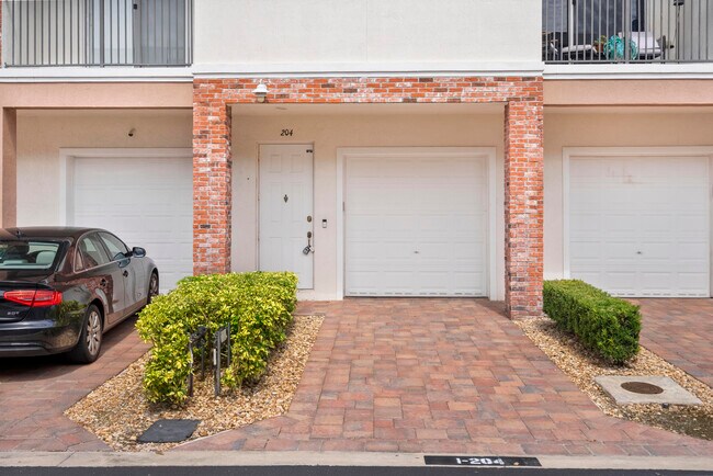 Building Photo - 10560 SW Stephanie Way