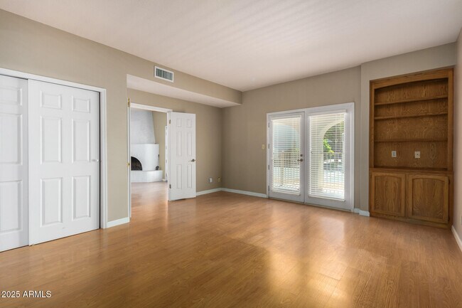 Building Photo - 5200 S Lakeshore Dr