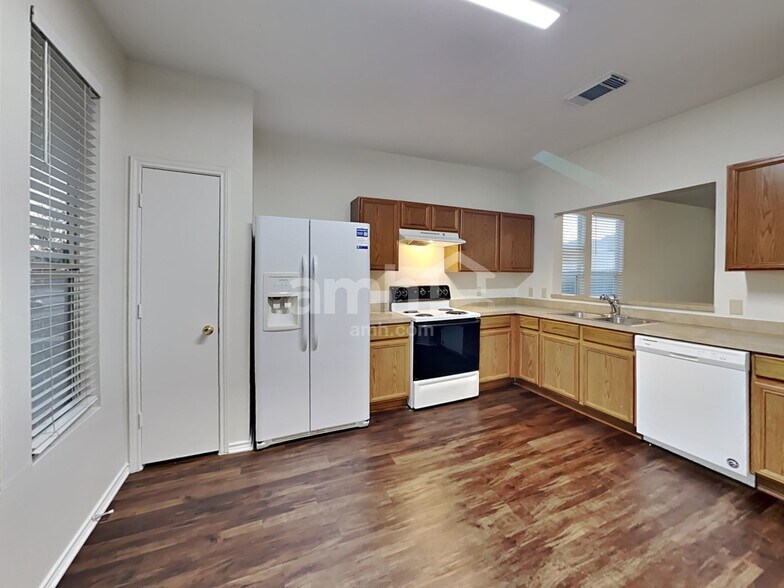 Building Photo - 6013 Midcrown Dr