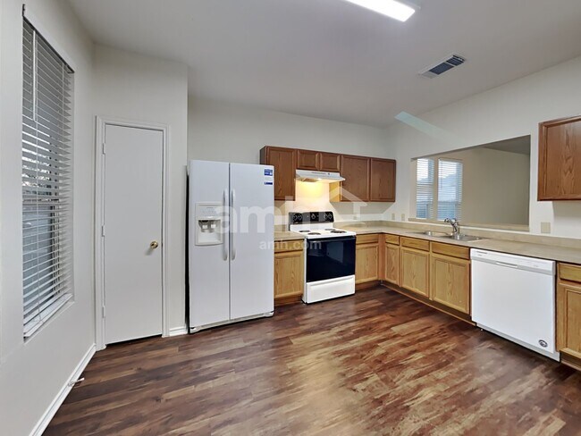 Building Photo - 6013 Midcrown Dr