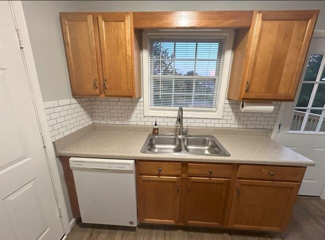 Building Photo - 402 Faulkner Dr