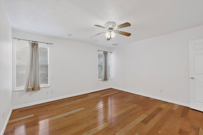 Building Photo - FOUR HILLS Executive Rental 4/5 BD 4/BA