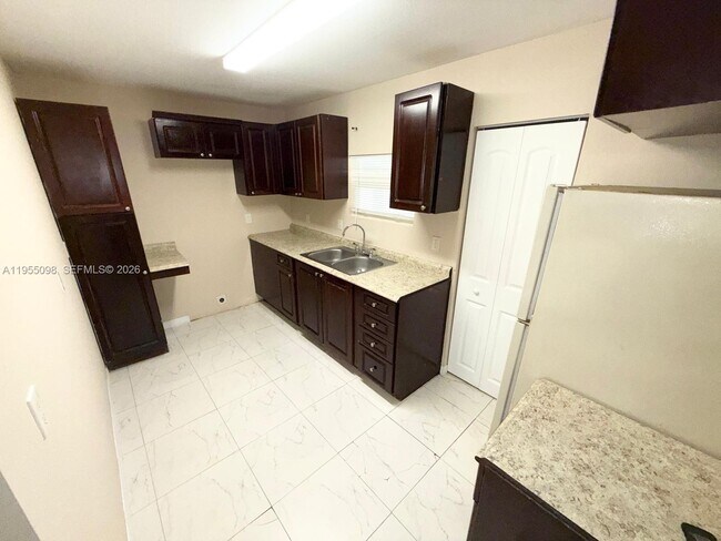 Building Photo - 1340 Peri St