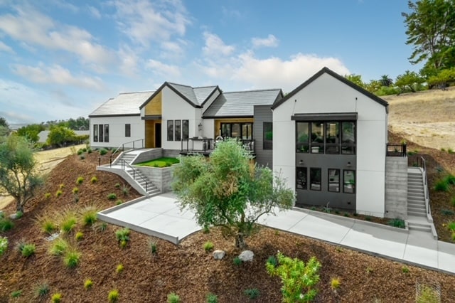 Private dedicated entrance with ample parking - 306 Maplewood Ct