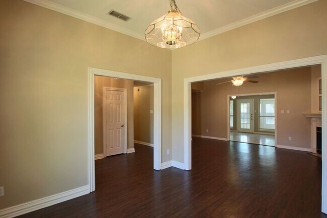 Building Photo - Beautiful 3 Bedroom in Tyler! Coming Soon!