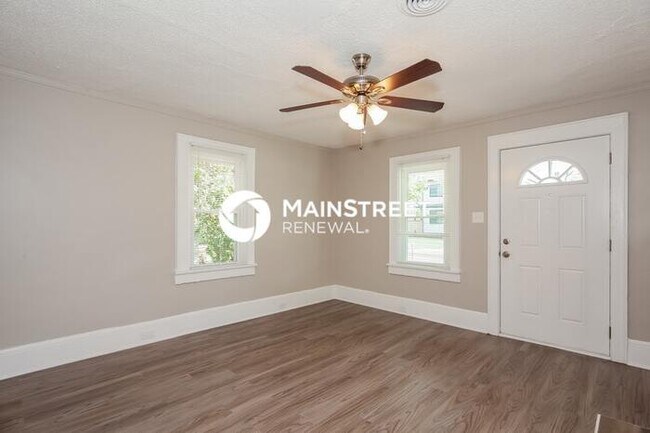 Building Photo - 3 Bedroom Pet-Friendly Home in Charlotte, NC with Main Street Renewal