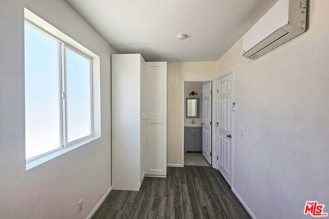 Building Photo - 8454 Zelzah Ave
