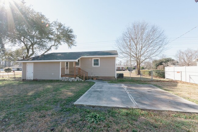 Building Photo - ADORABLE Home