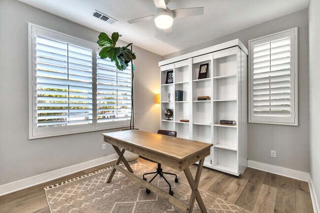 Building Photo - Light and bright 4 bedroom 3 bath beauty i...