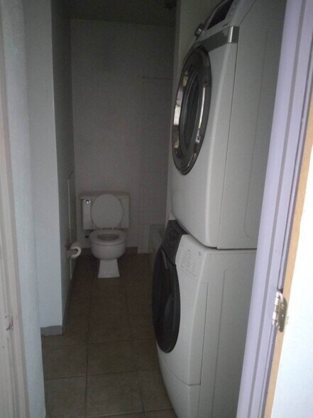 Building Photo - 406 E Poos Dr