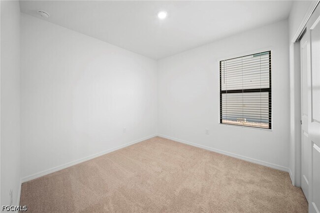 Building Photo - 270 Silent Lk Dr