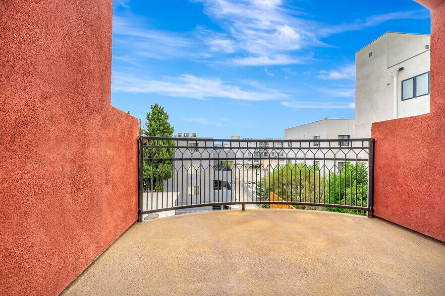 Building Photo - 11124 Burbank Blvd