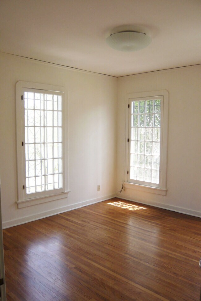 Building Photo - 465 N Alta Vista Blvd