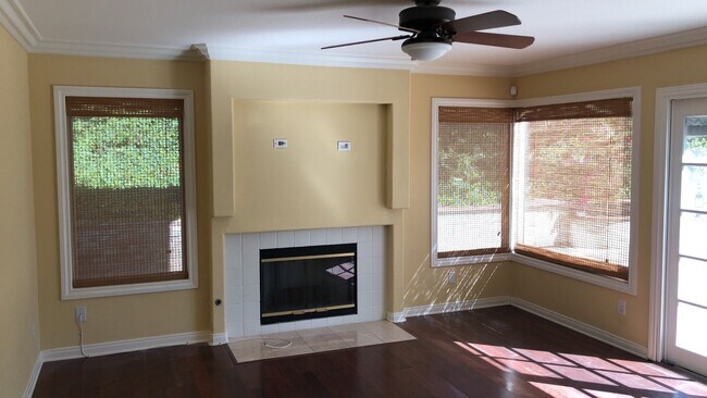 Building Photo - Stunning Sierra Del pro view home!