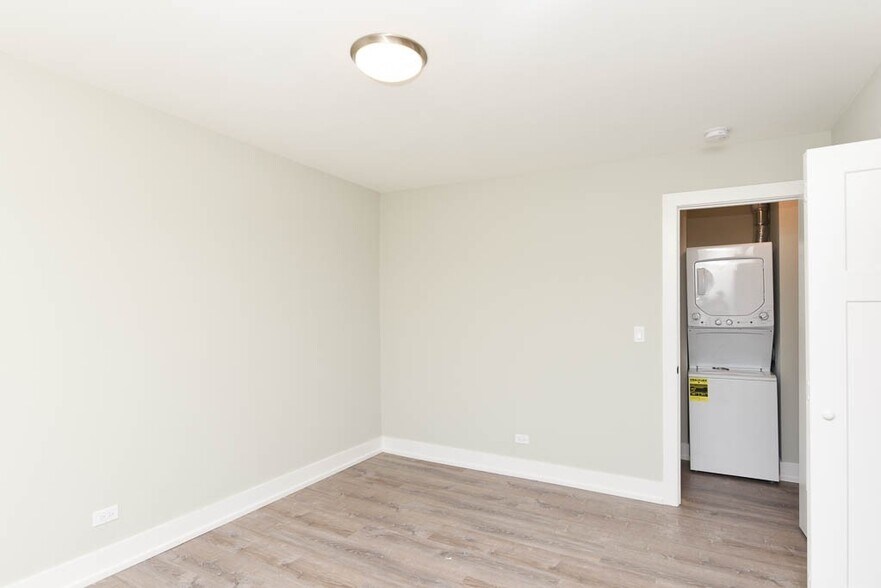 Building Photo - 533 W Surf St