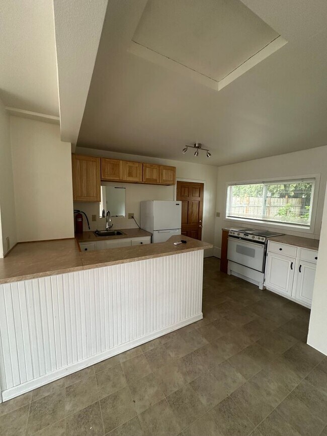 Building Photo - Cherry Ave Duplex