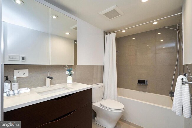 Building Photo - 1800 Old Meadow Rd