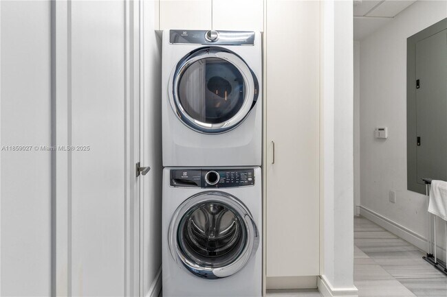 Building Photo - 17901 Collins Ave