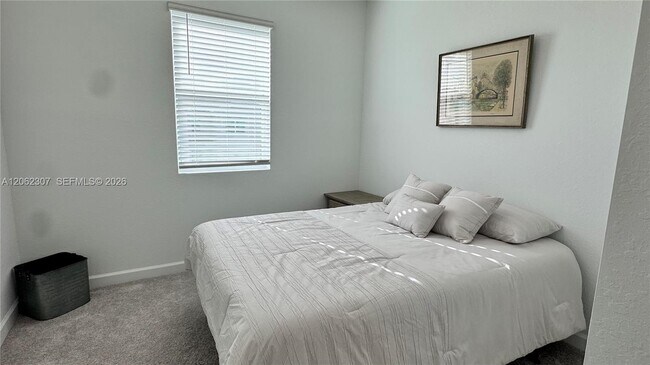 Building Photo - 401 SE Crossoak Ln