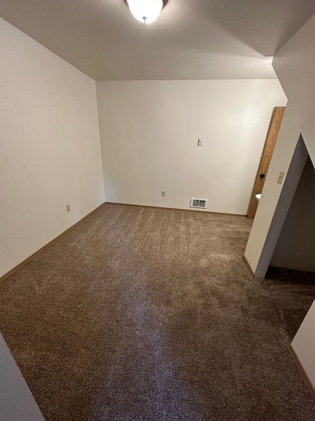 Building Photo - Townhouse Close to COCC! All New Carpet & ...