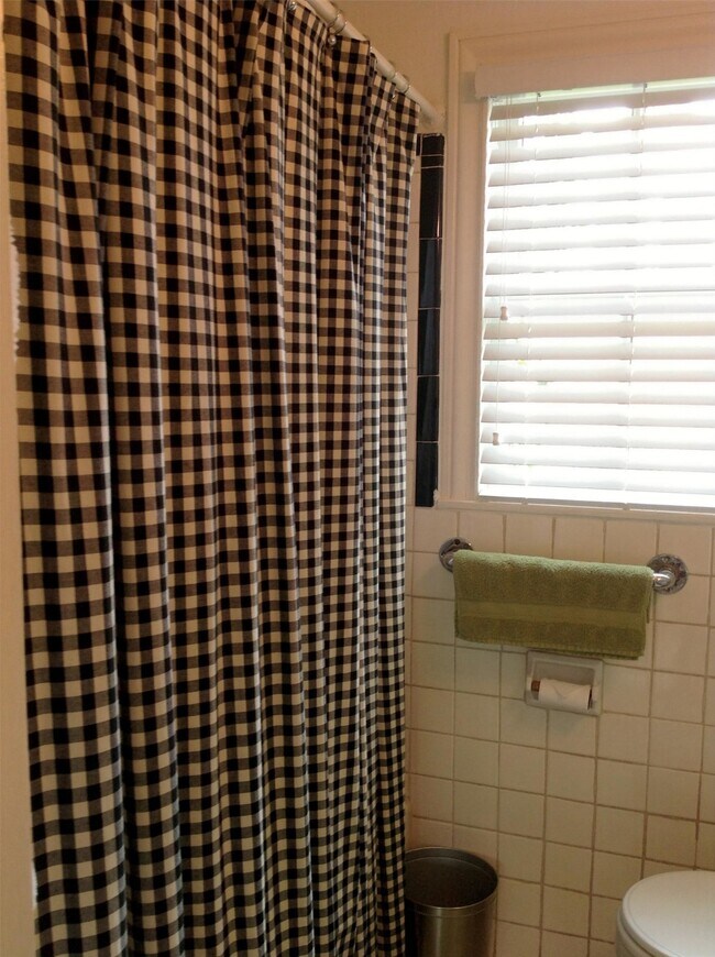 Building Photo - 704 Sue St