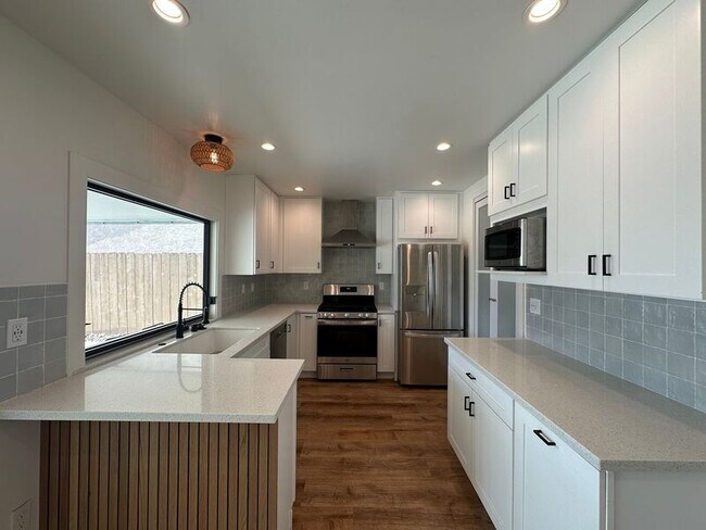 Building Photo - 731-731 Reef Dr