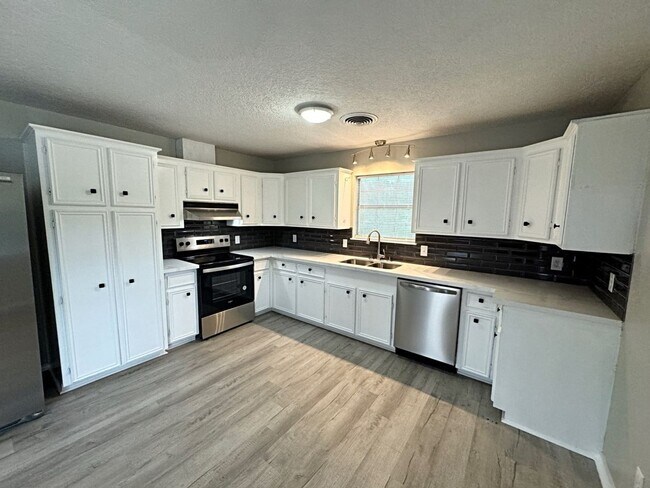 Building Photo - 1055 Carr St