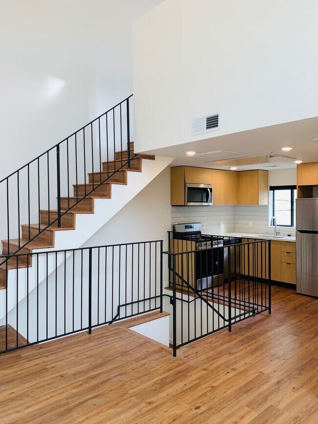 Interior Photo - 527 S Wilton Pl