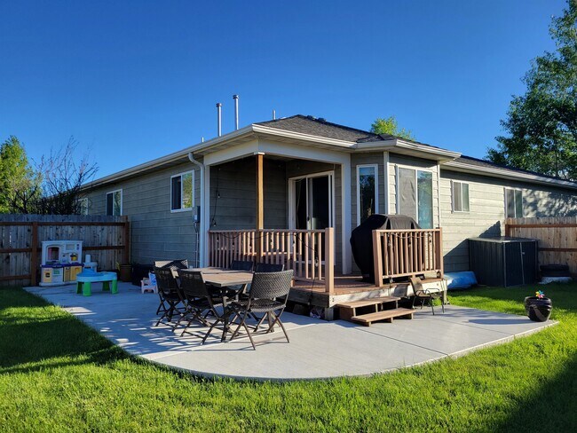 Building Photo - 190 Droulliard Ave