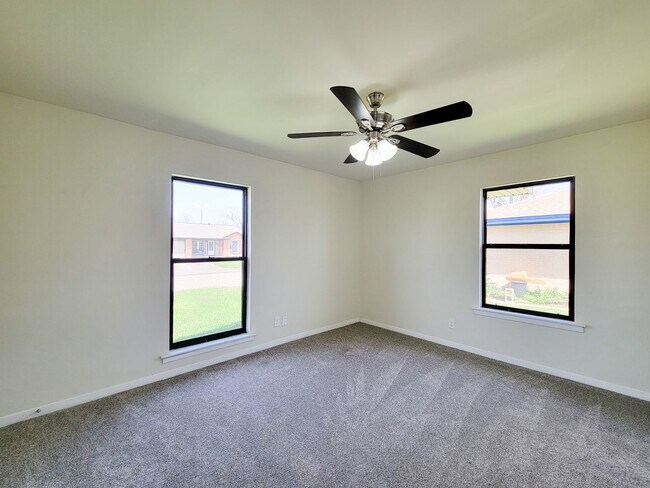 Building Photo - BEAUTIFUL REMODELED 4 BEDROOM 2 BATH HOME IN LAKE JACKSON, TEXAS