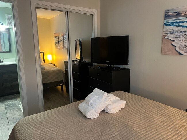 Building Photo - Furnished Updated Condo on HHI - Walk to the Beach!