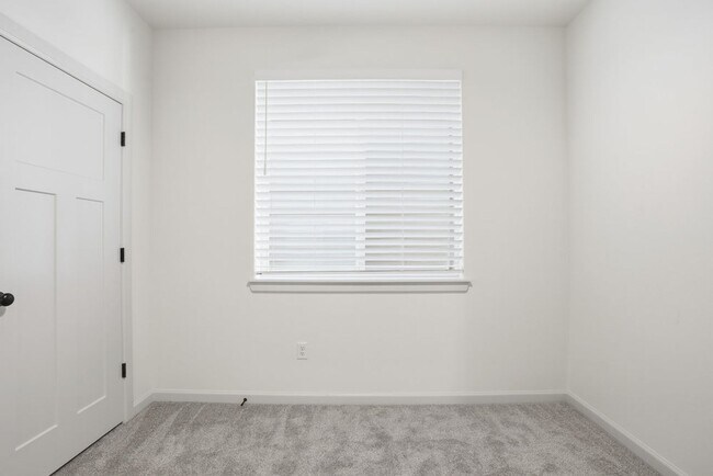 Building Photo - 3 Bed | 2 Bath Luxury Duplex