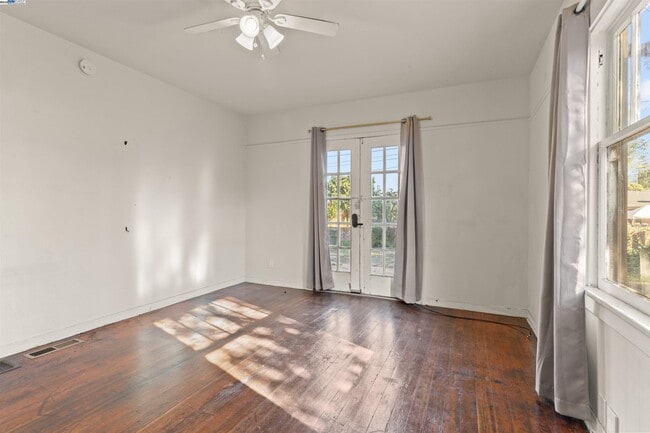 Building Photo - 2081 Oakwood Dr