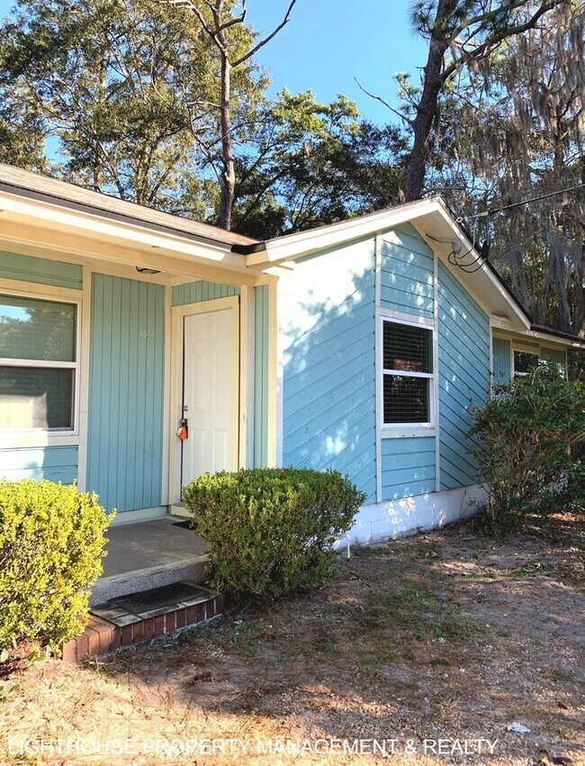 Building Photo - Spacious 2-Bedroom Duplex with Stainless Steel Appliances