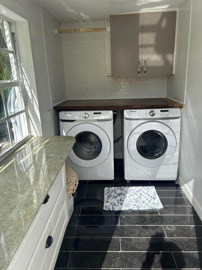 Building Photo - 820 30th St