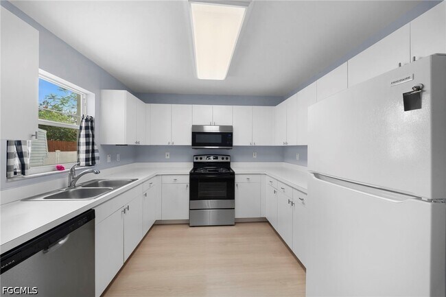 Building Photo - 15624 Sunny Crest Ln