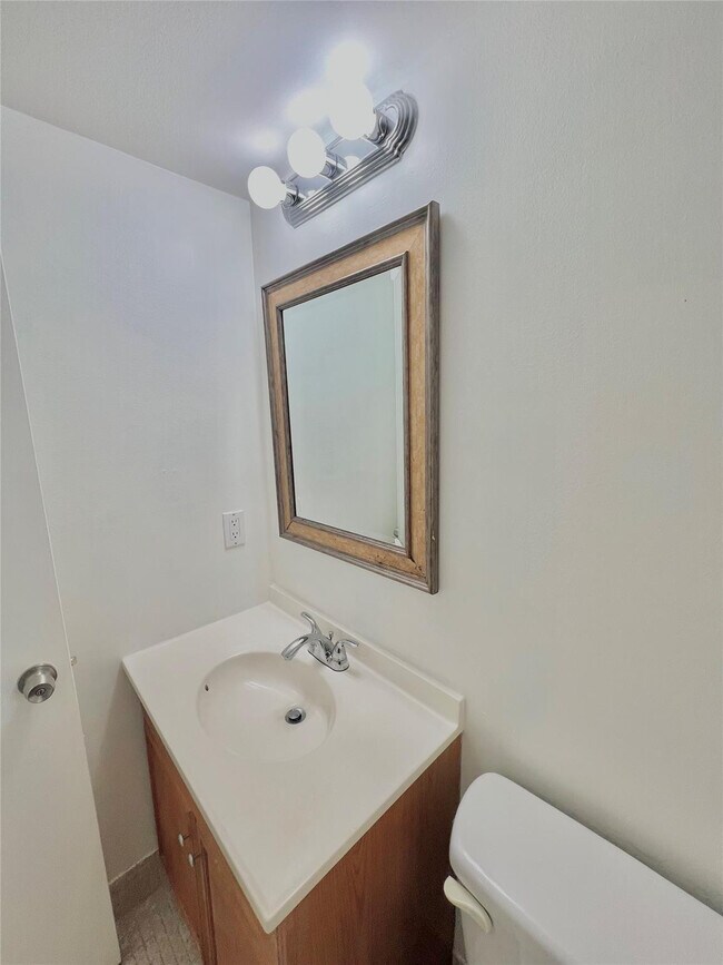 Building Photo - 129 Mansfield D