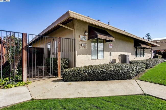 Building Photo - GREAT END UNIT, IMMACULATE SINGLE STORY, WITH LAMINATE FLOORING THROUGH OUT... 2 BEDS/1.5 BATH