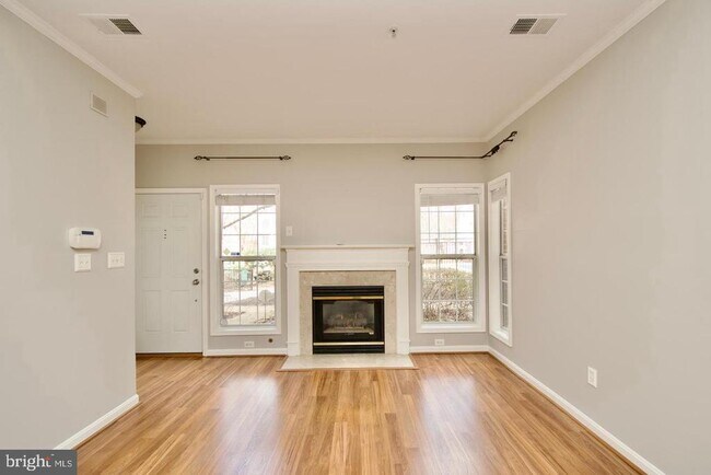 Building Photo - 2324 Henshaw Pl