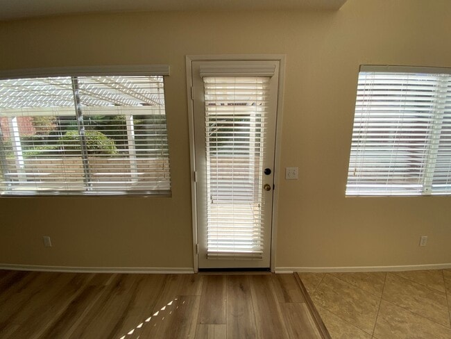 Building Photo - Beautiful Spacious 3BR/2.5BA Located in the Ivey Glenn Community!!