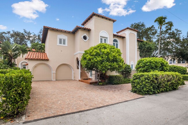 Primary Photo - ** OLDE NAPLES ** 3 BED + DEN / 3 BATH - G...