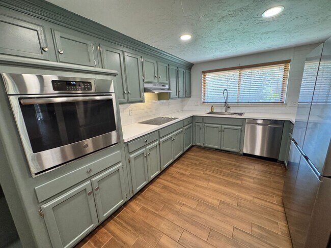 Building Photo - Charming and spacious with thoughtful updates! This 3 bed 2 bath feels new and trendy, schedule y...
